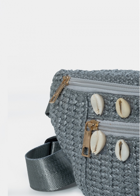Straw belt bag with shells in grey silver 