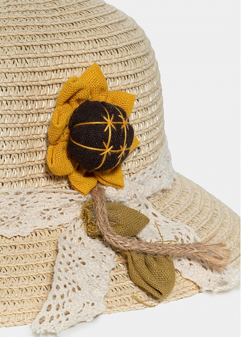 Beige kids hat with a sunflower