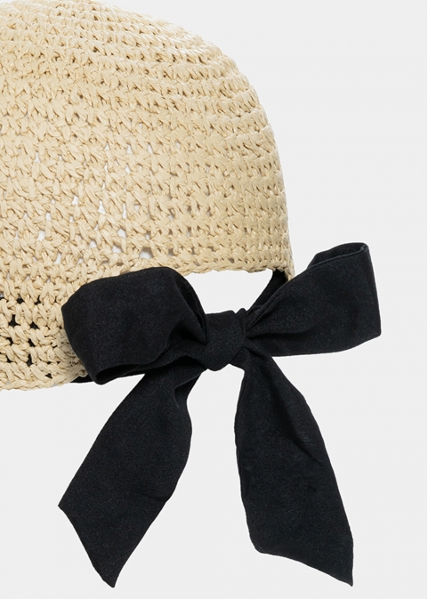 Beige jockey straw hat with black brim 