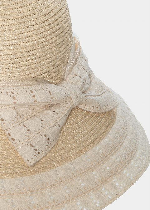 Ecru hat with lace bow